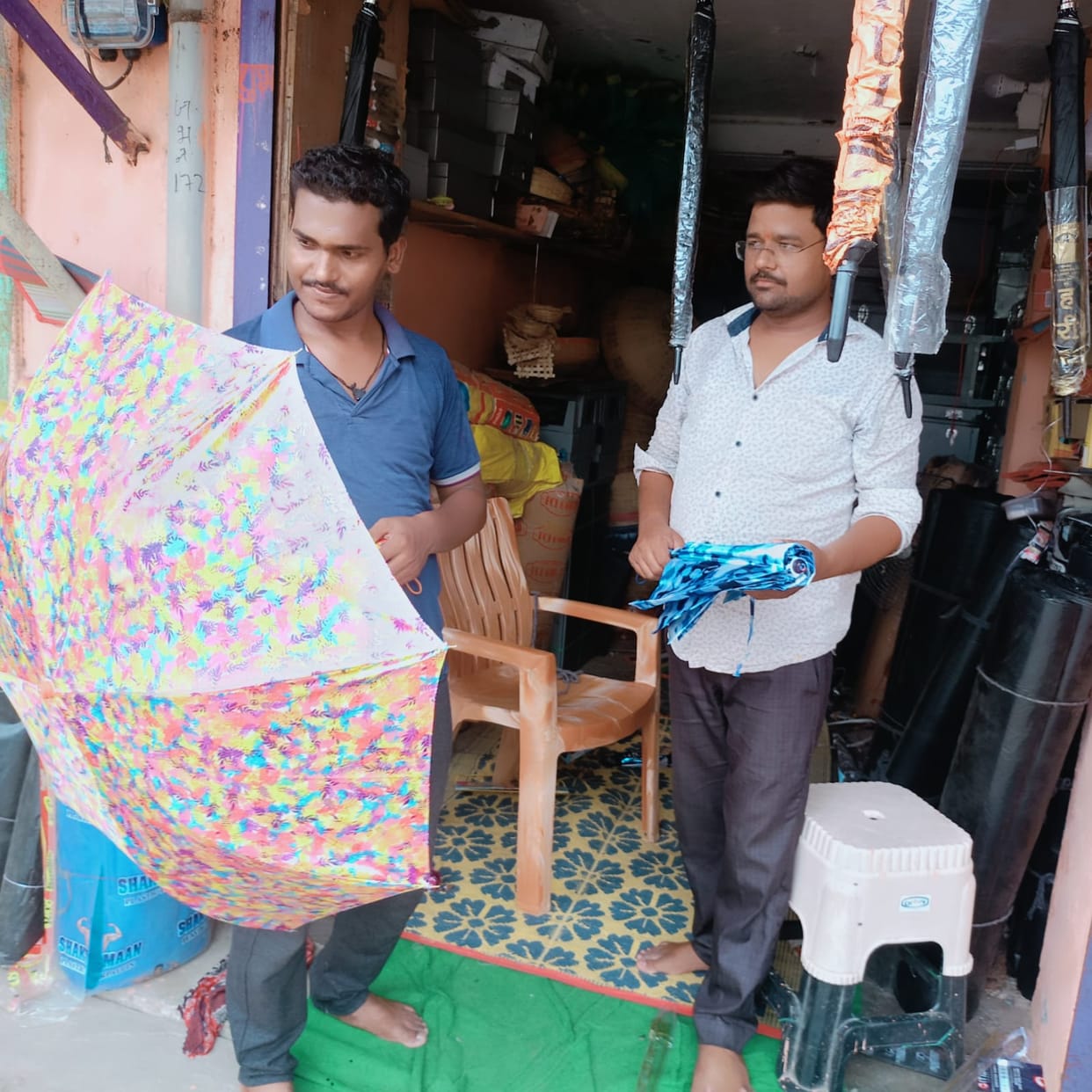 Colorful umbrellas appeal to the youth, while cartoon-themed ones are a hit with children.