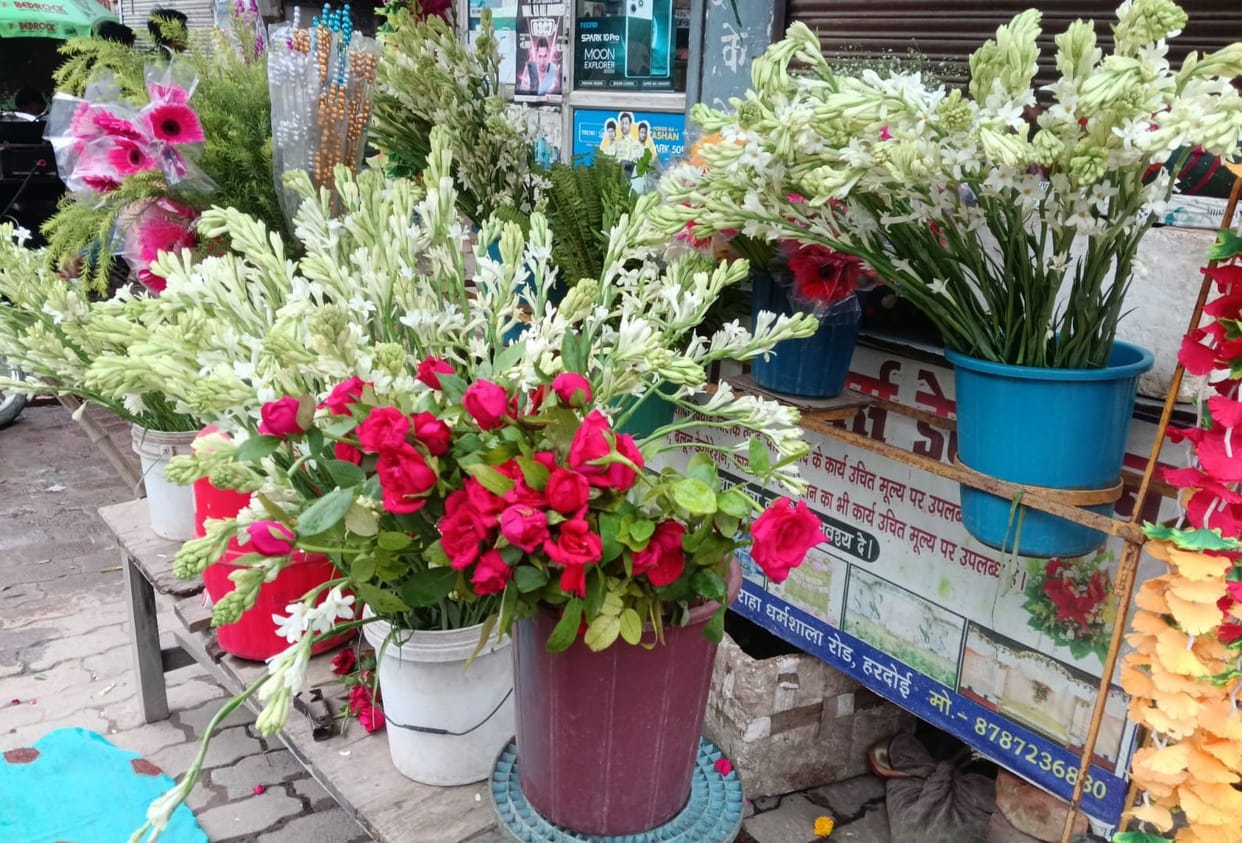 Rain drives up flower prices; reduced arrivals make roses and marigolds costlier