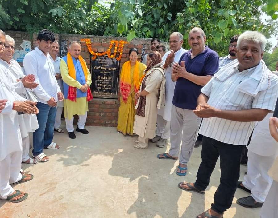 Construction of lanes costing 1.5 crore has begun in Garh Shahjanpur.