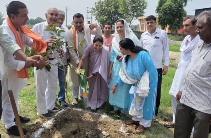 After listening to Mann Ki Baat, the MLA participated in tree plantation.