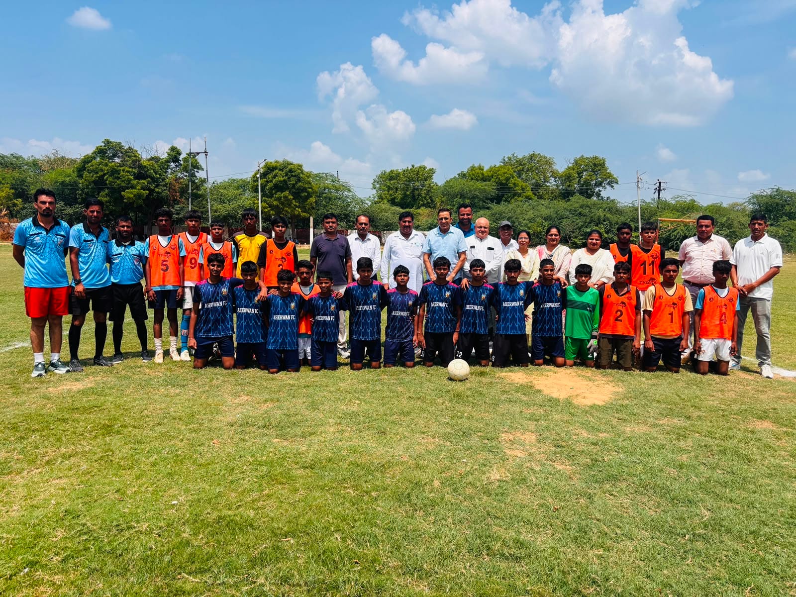 फतेहाबाद। गांव ढि़गसरा में आयोजित हुए जिला स्तरीय प्रतियोगिता के दौरान विजेता के टीम के साथ अध