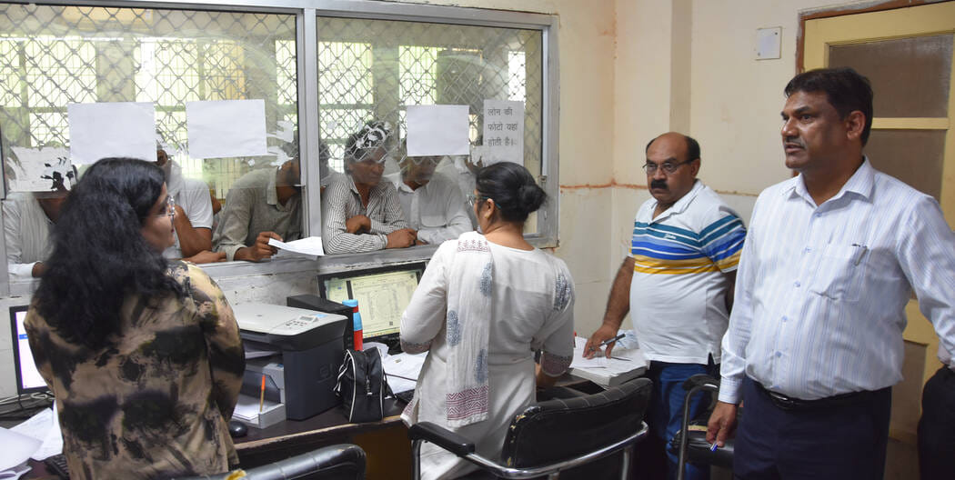 फतेहाबाद। लघु सचिवालय स्थित ई-दिशा केन्द्र का निरीक्षण करते हुए एसडीएम राजेश कुमार। प्रशासन
