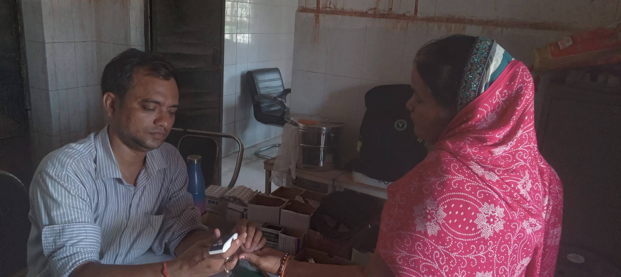 गहमर प्राथमिक स्वास्थ्य केंद्र पर मरीज के ब्लड शूगर की जांच करते डॉ अंकित सिंह। संवाद