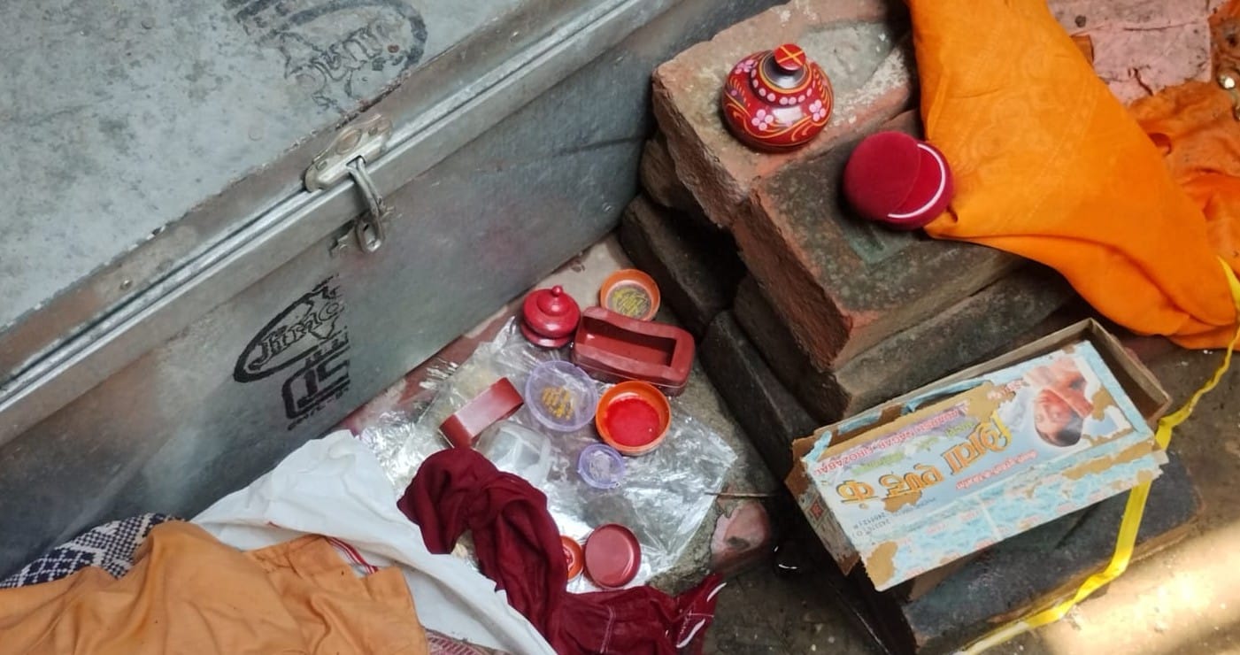 गोपीगंज के भगवतपुर में चोरी के बाद बिखरा सामान। संवाद