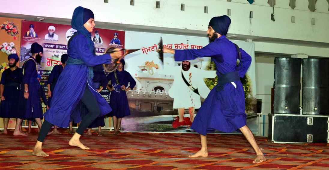  गुरुद्वारा नानकसर में आयोजित गतका मुकाबले में अपनी कला का प्रदर्शन करते प्रतिभागी। संवाद