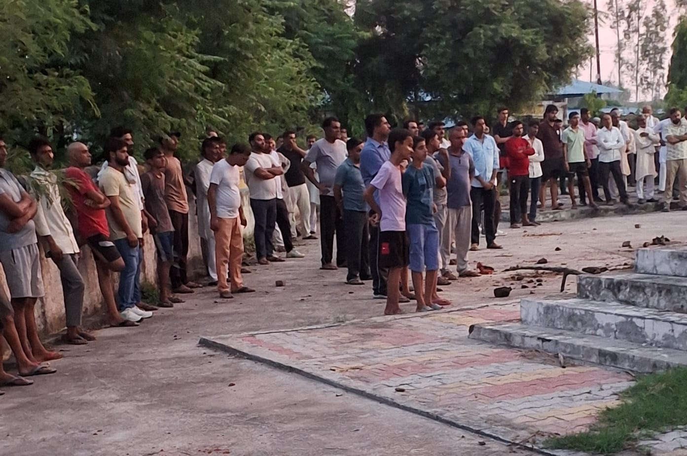 गांव भभीसा में विपुल उर्फ खूनी के शव के अंतिम संस्कार के दौरान मौजूद लोग। संवाद
