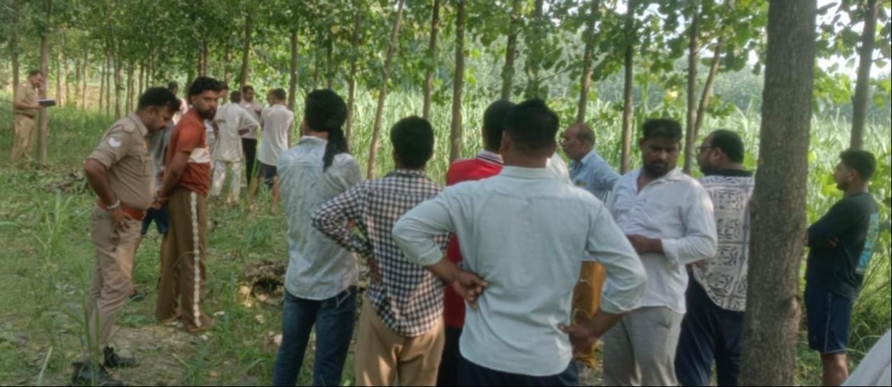 गांव हसनपुर लुहारी में युवक का शव मिलने मौके पर मौजूद लोग । संवाद