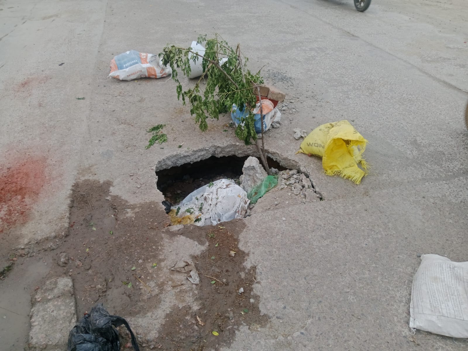 हिसार चुंगी से निरंकारी भवन रोड के बीच बना  गड्ढा। संवाद