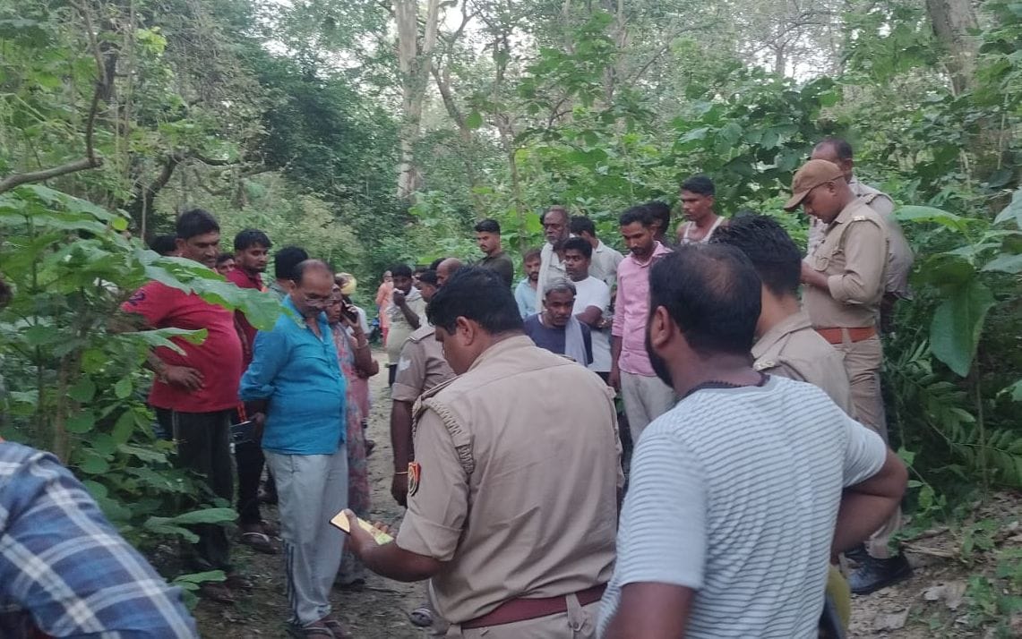हत्या के बाद जांच करती पुलिस