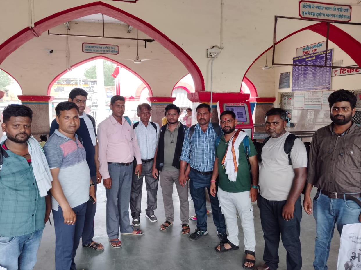 Electricity workers went to Lucknow to join the protest.