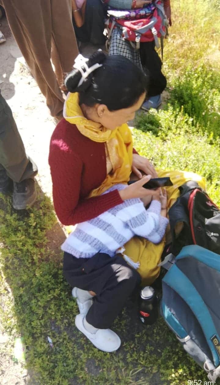 हुड़ान-भुटोरी के समीप निगम की बस खराब होने पर बच्चे कोलेकर दूसरी बस का इंतजार करतीमहिला। 