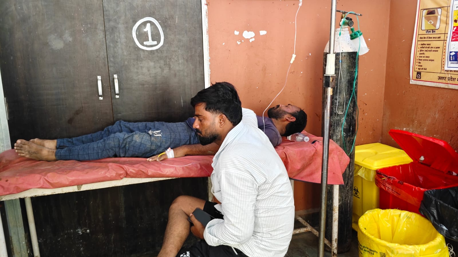 जिला अस्पताल में भर्ती घायल इमरान व इलाज कराता भाई आबिद। संवाद