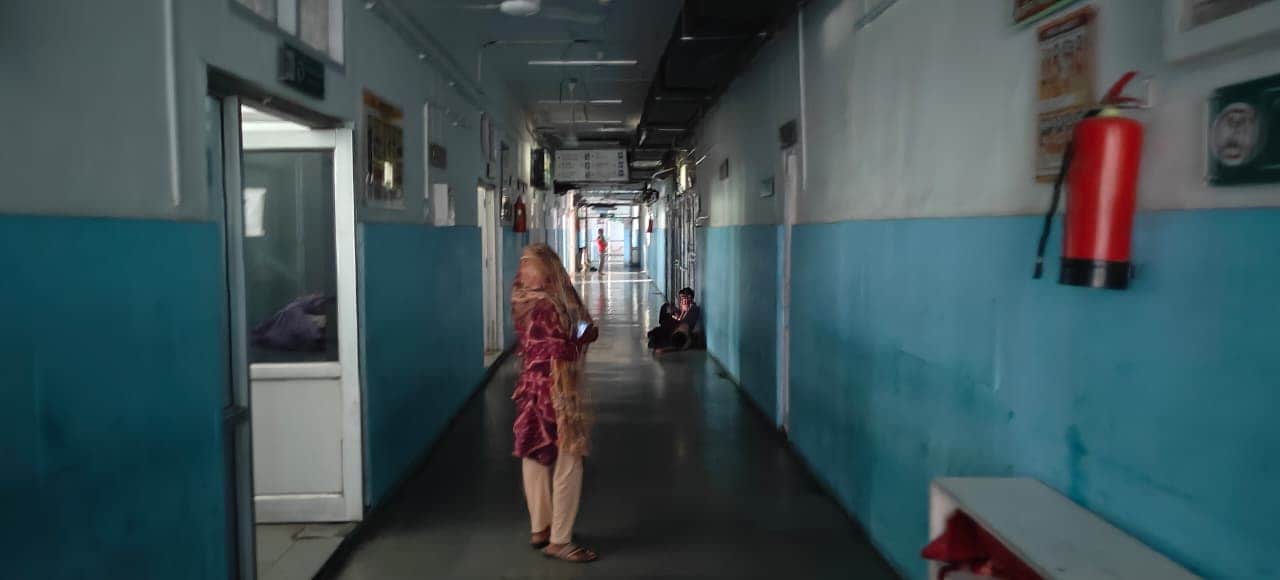जिला नागरिक असपाताल में बिजली ठप होने के बाद छाया अंधेरा। अमर उजाला