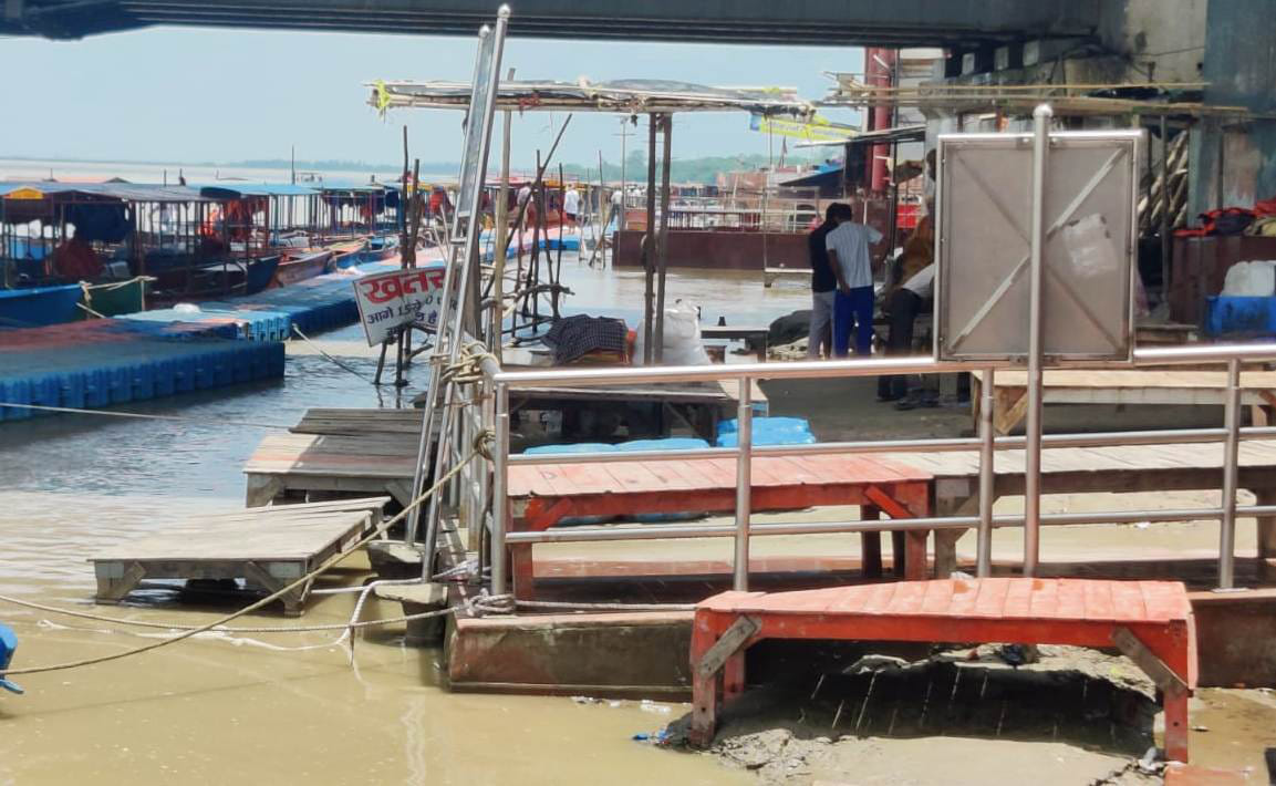 जलस्तर बढऩे से ब्रजघाट में गंगा के तट पर रखे तख्तों तक पहुंचा पानी। संवाद