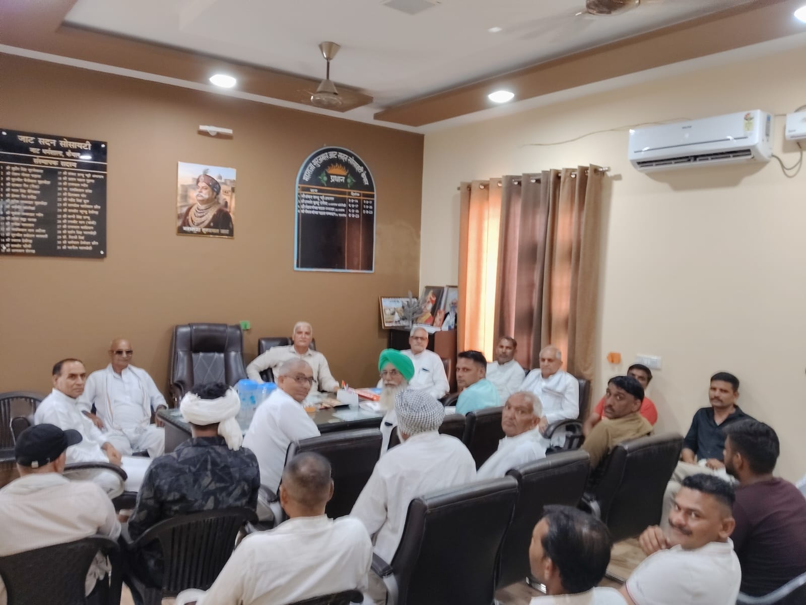 जाट धर्मशाला में आयोजित बेनीवाल खाप की बैठक में भाग लेते बेनीवाल खाप कार्यकारिणी के पदाधिकारी 
