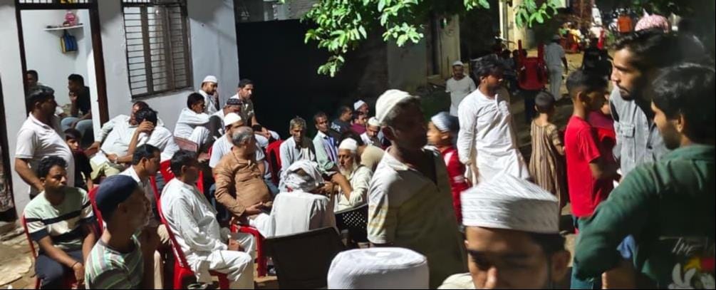 झिंझाना निवासी मोहसिन की मौत के बाद घर के बाहर जमा लोग। संवाद