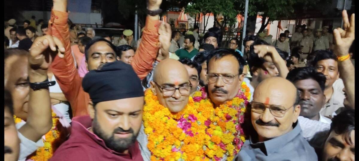 कचहरी में समर्थकों के साथ जश्न मनाते सेंट्रल बार एसोसिएशन के नवनिर्वाचित अध्यक्ष सुरेशचंद्र याद