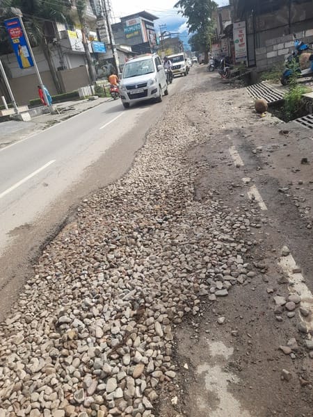 Kangra News: पहले की खोदाई, फिर सड़क पर रोड़े डालकर बढ़ाई मुसीबत