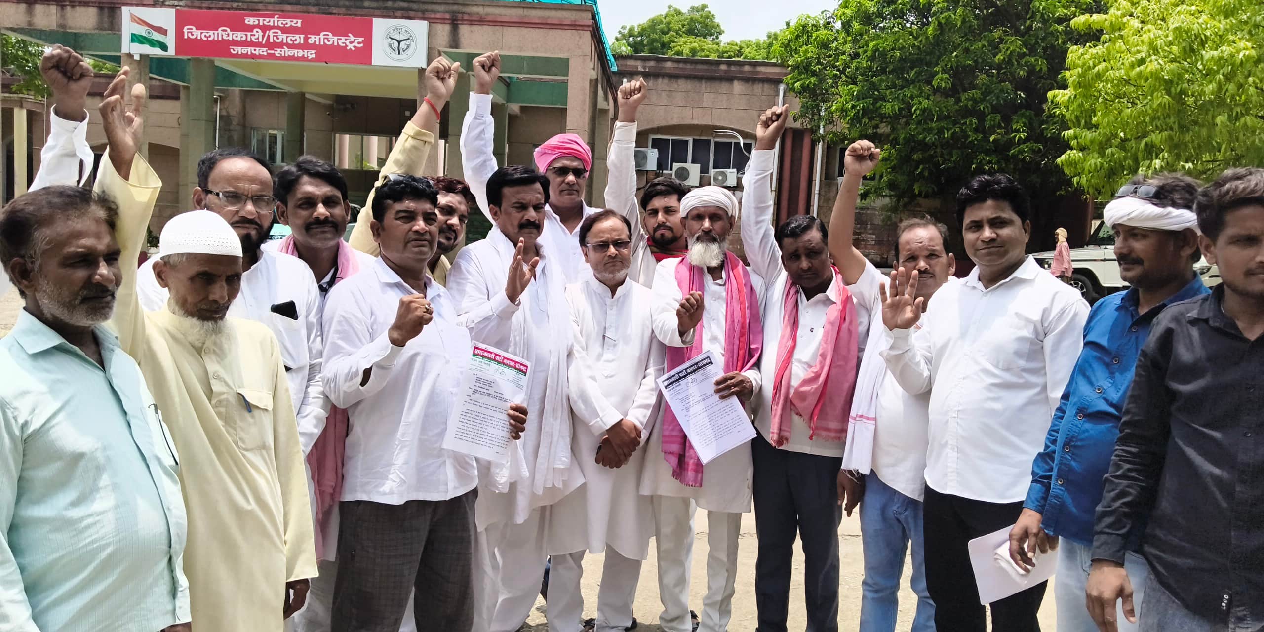 कलेक्ट्रेट में डीएम को ज्ञापन देने पहुंचे समाजवादी पार्टी अल्पसंख्यक सभा के पदाधिकारी। संवाद