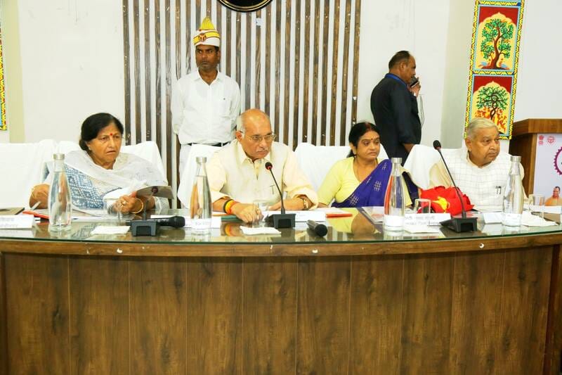 कलेक्ट्रेट सभागार में कांवड़ यात्रा की समीक्षा बैठक करते प्रभारी मंत्री धर्मपाल सिंह। स्रोत जिल
