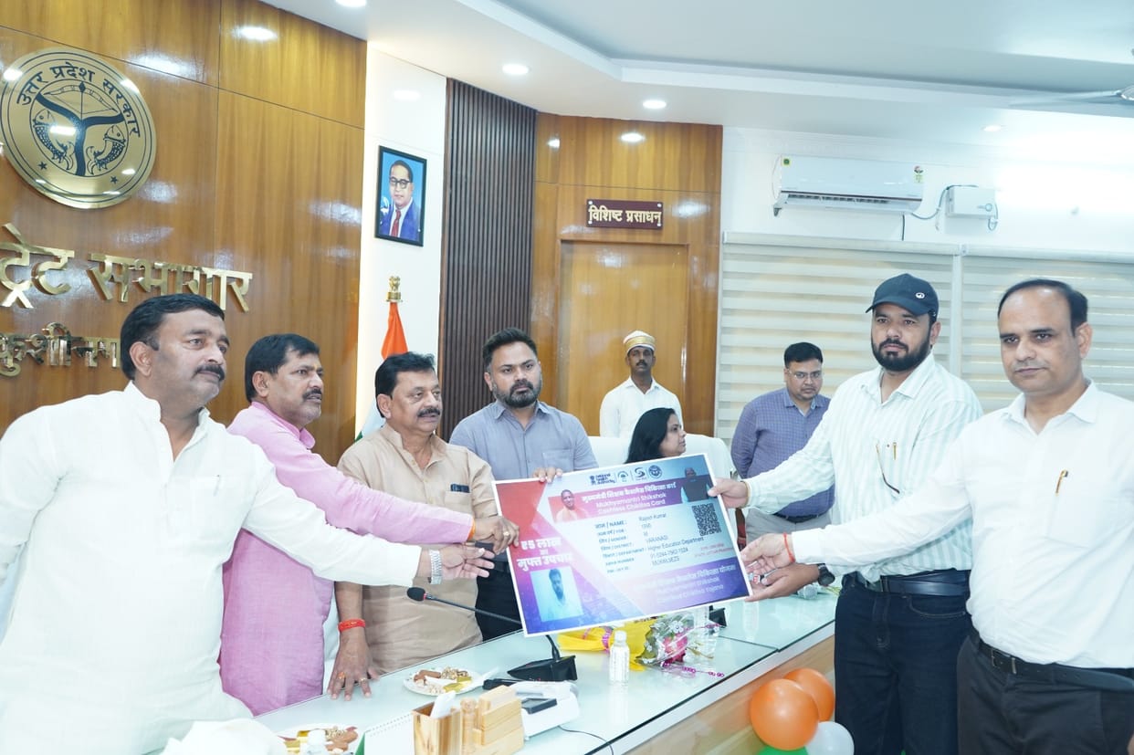 Cashless medical cards distributed to college teachers.