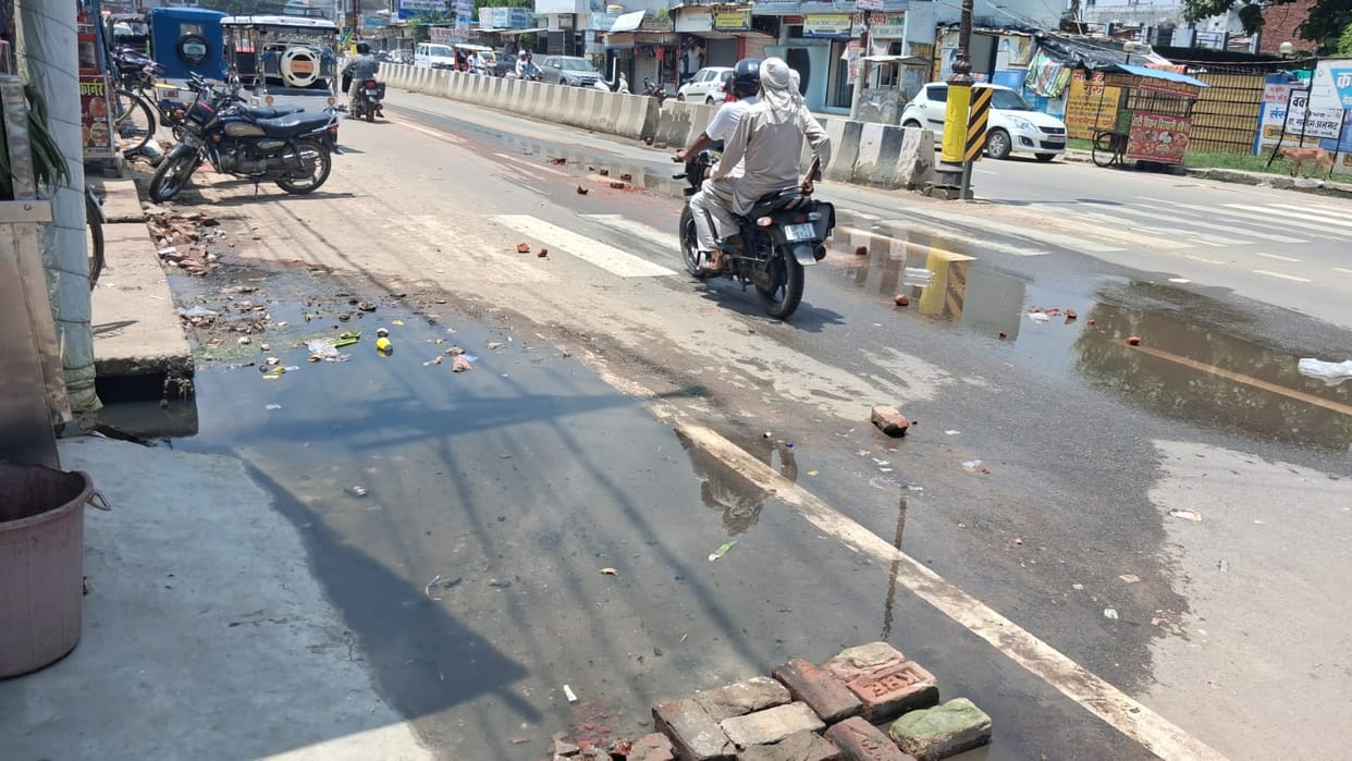 Drains along the Company Bagh-Badevan four-lane road are choked; sewage is flowing onto the road.