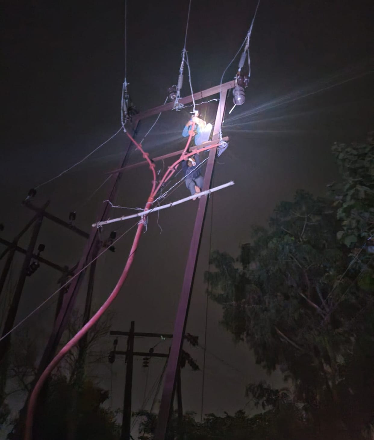 High-tension wire snaps; two substations remain shut for four hours