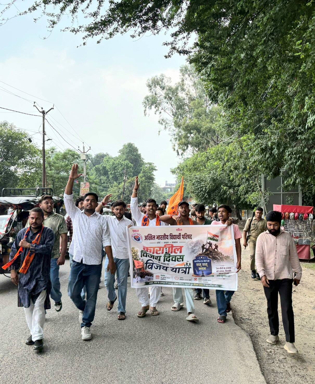 कारगिल विजय दिवस पर विजय यात्रा निकालते विद्यार्थी परिषद के कार्यकर्ता। स्रोत संगठन।