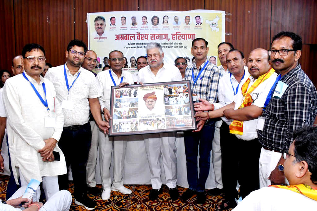 कार्यक्रम में वैश्य समाज के प्रदेशाध्यक्ष अशोक बुवानीवाला को सम्मानित करते हुए। 