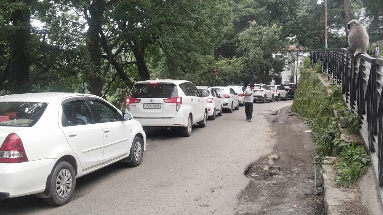Tourists flock to Kasauli over the weekend; one-kilometer-long traffic jam ensues.