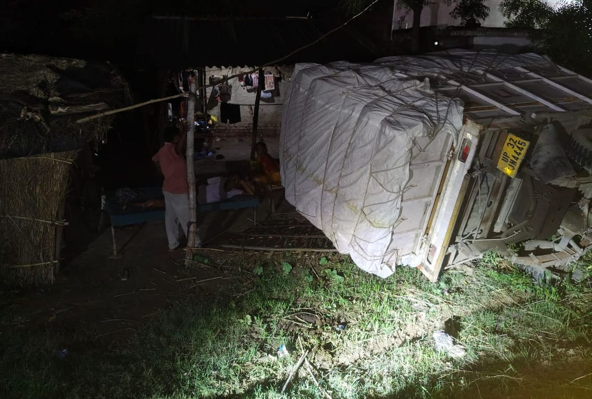 Barabanki News: बाइक सवार को टक्कर मार घर में घुसी डीसीएम, दो गंभीर