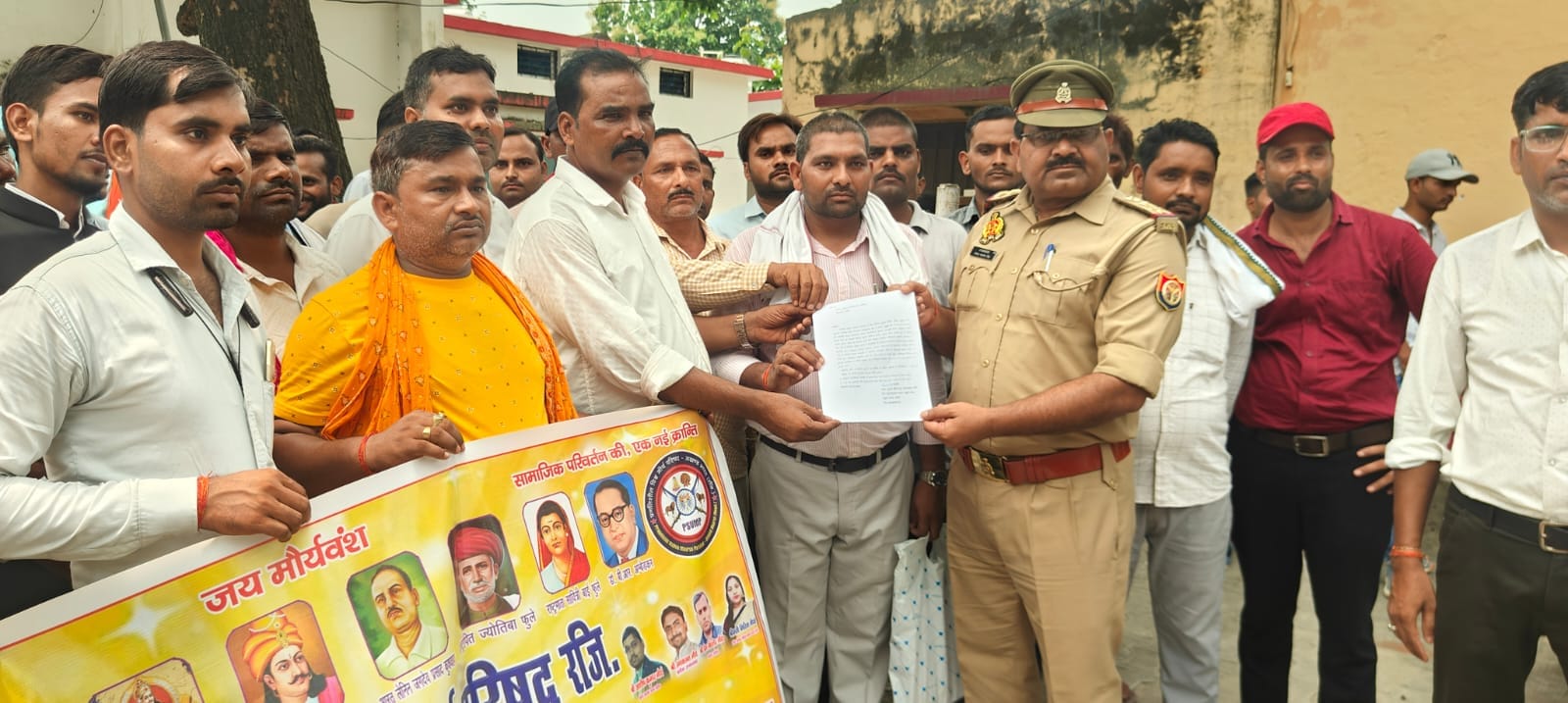 कोतवाल गोपाल नारायण सिंह को ज्ञापन देते प्रगतिशील मौर्य परिषद के लोग। संवाद