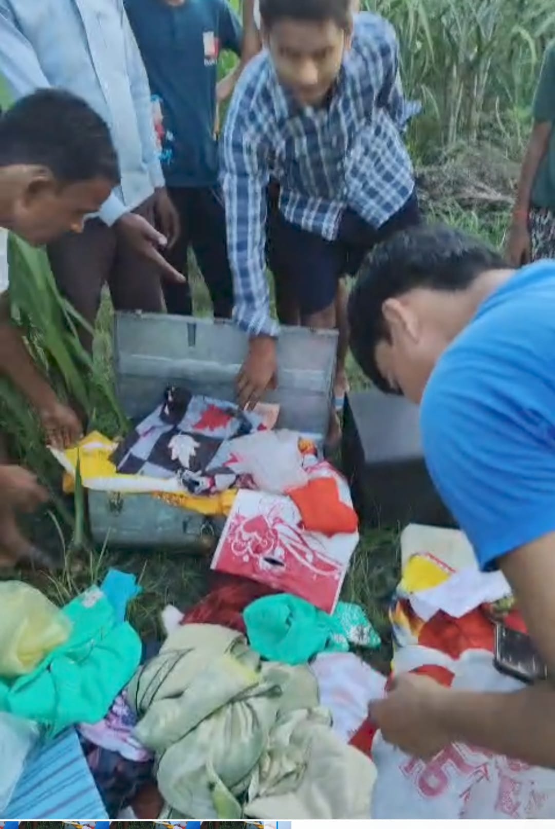 खेत मे मिले बक्से को देखते लोग। स्रोत ग्रामीण