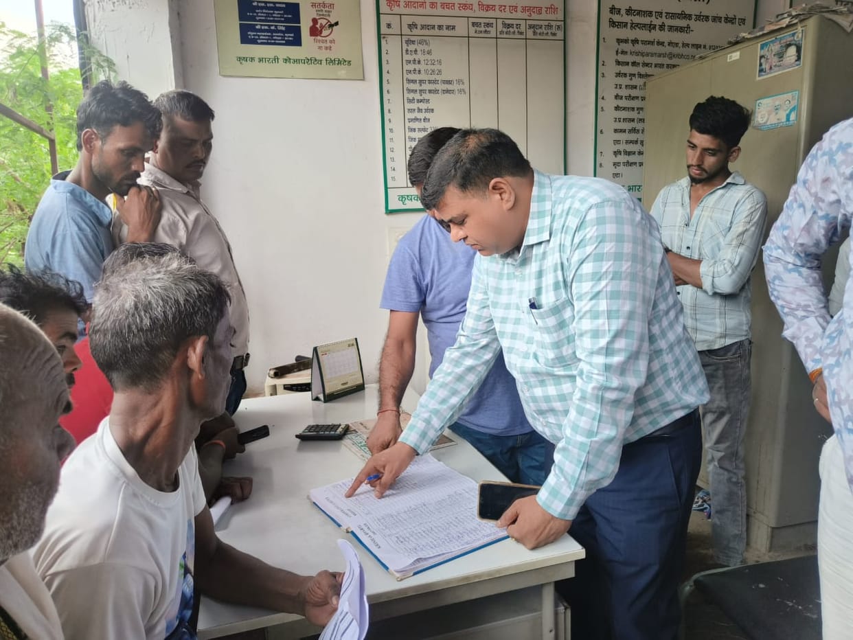 Strict vigil on black marketing of fertilizers; inspections of fertilizer centers intensified on the DM's instructions.