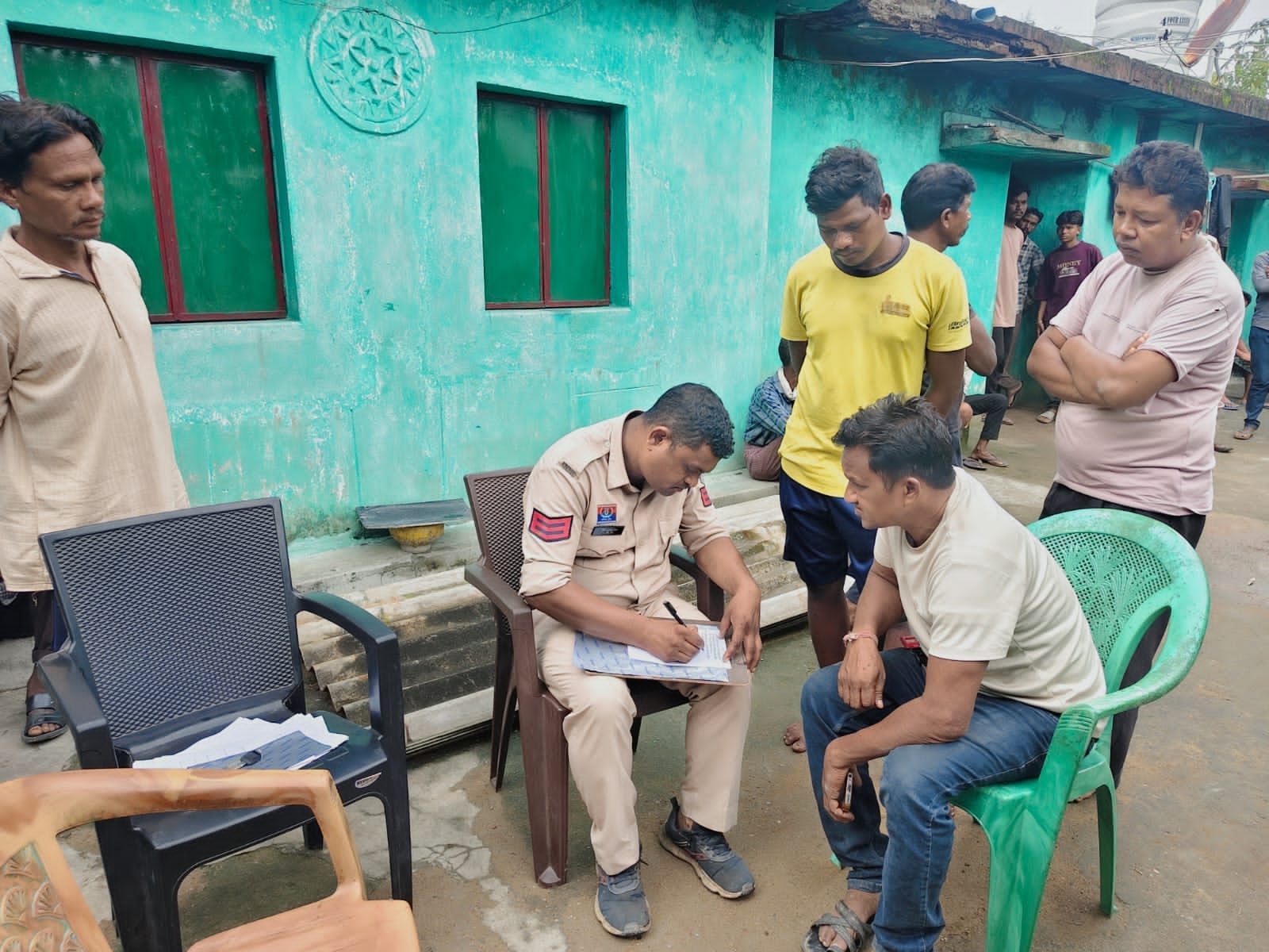मामले की तफ्तीश करती पुलिस