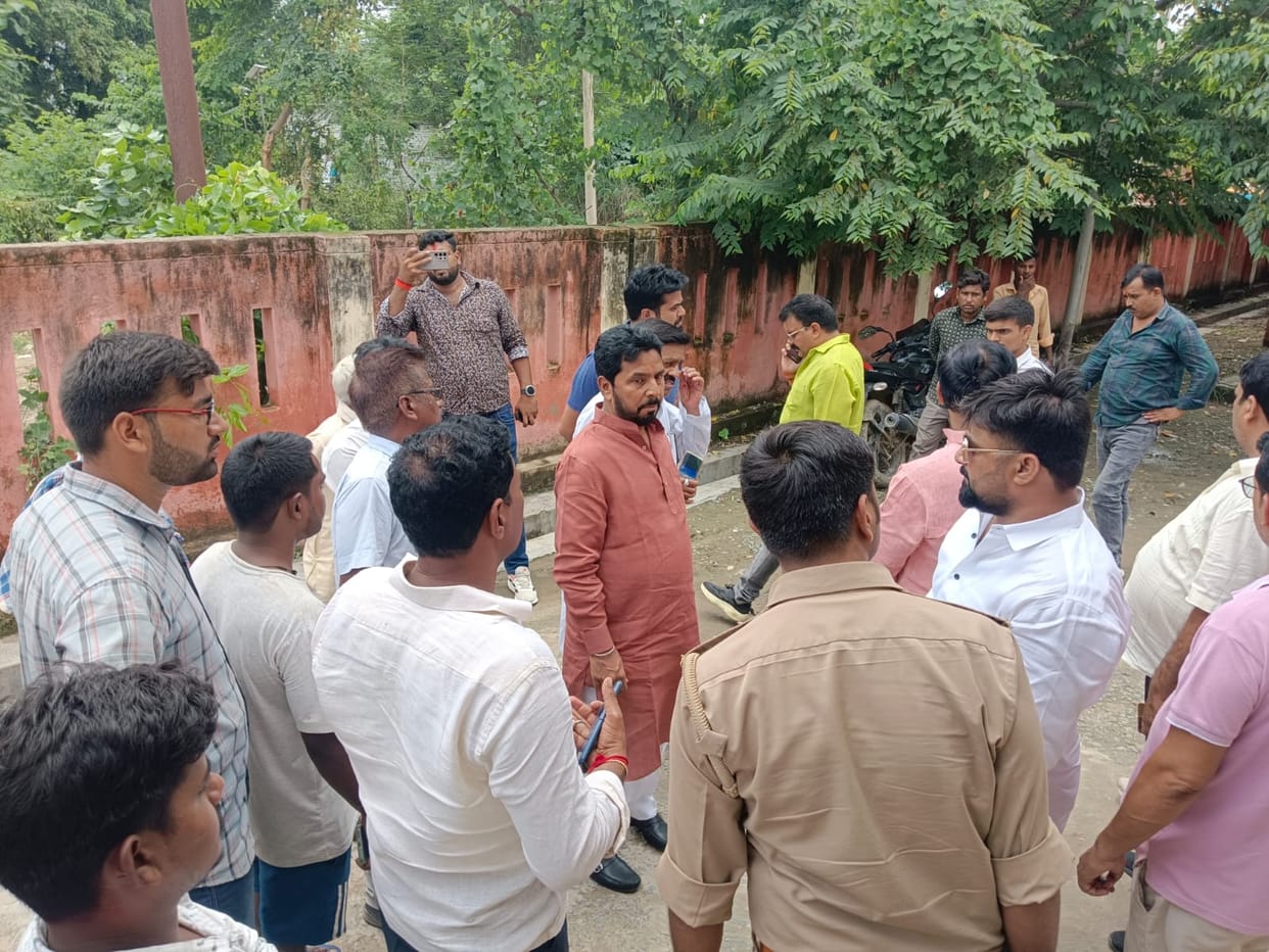 Former MLA Digvijay Narayan Chaturvedi met the families of the victims of the Kurthiya road accident.