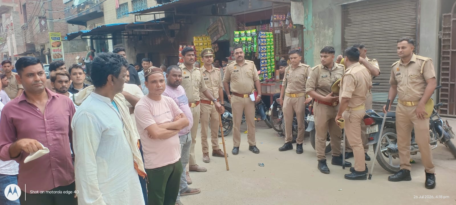 लोनी। प्रेम नगर कॉलोनी में रिजवाना की हत्या के बाद खड़े पुलिसकर्मी। संवाद