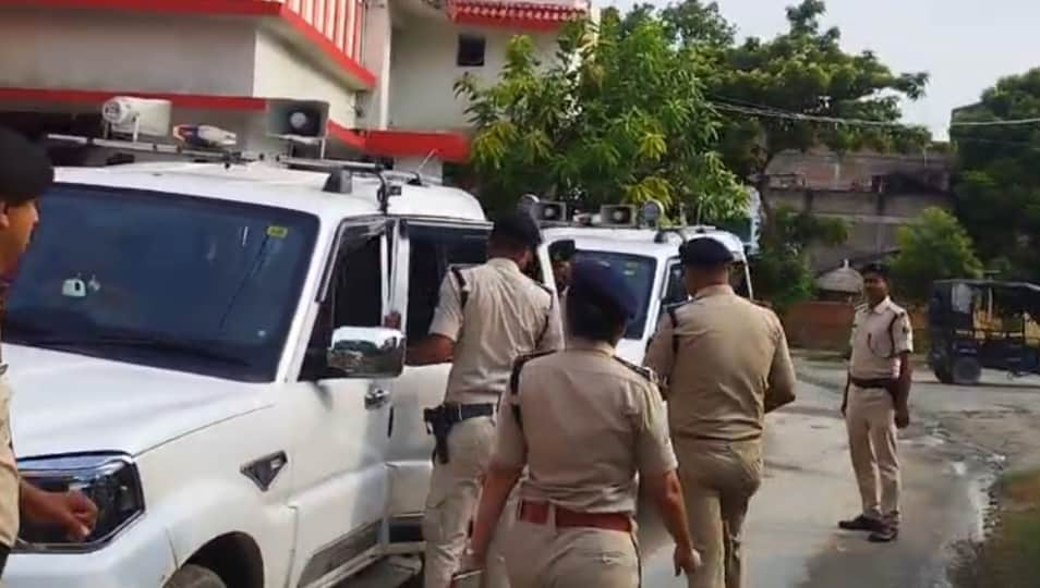 मौके पर मौजूद पुलिसकर्मी