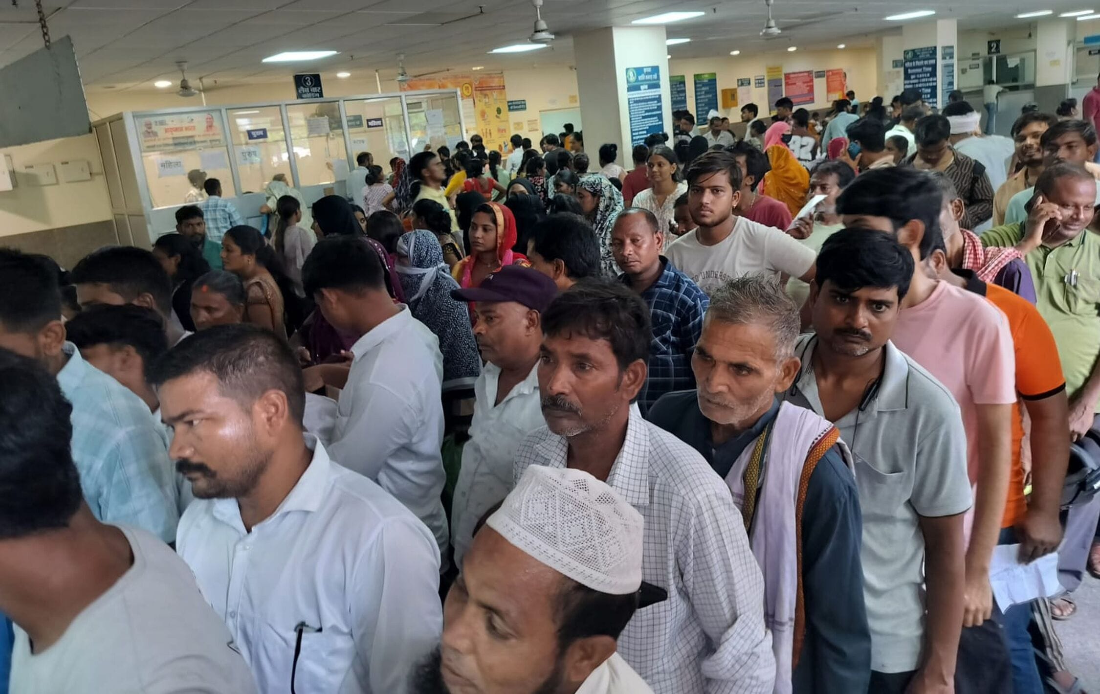 मेडिकल कॉलेज में दवा काउंटर पर लगी कतारें।
