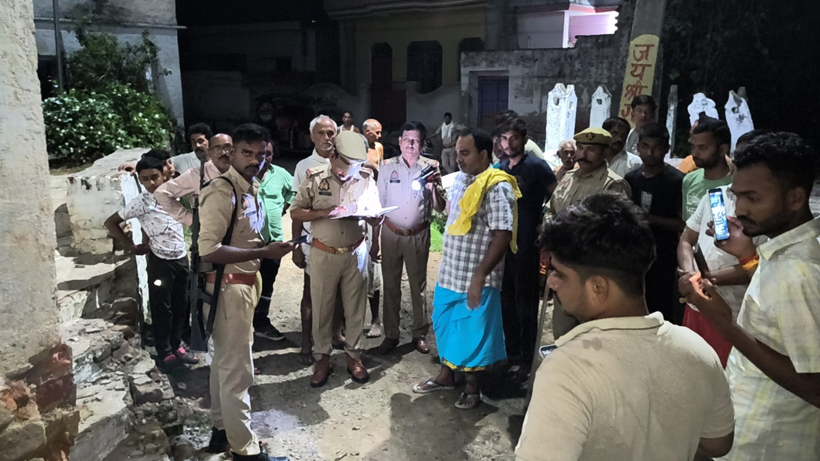 महिला गांव में हादसे के बाद मौके पर जांच करती पुलिस। संवाद