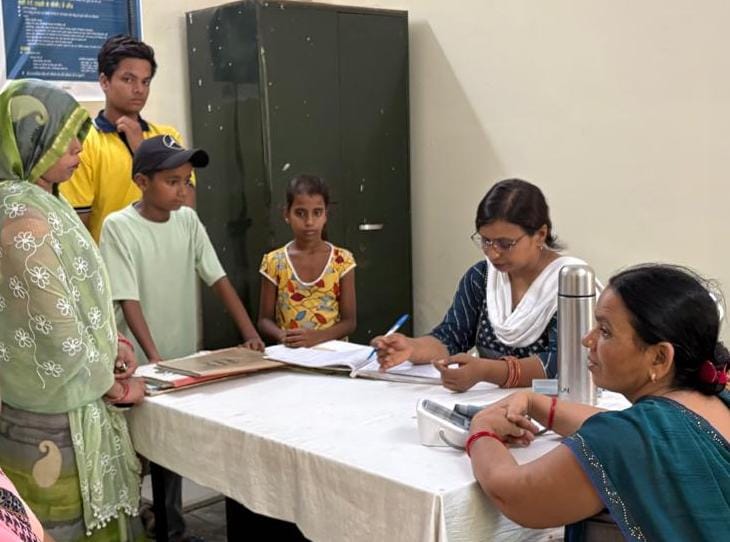 महोली के पीएचसी इन्द्रौली में मरीज देखतीं चिकित्सक । संवाद