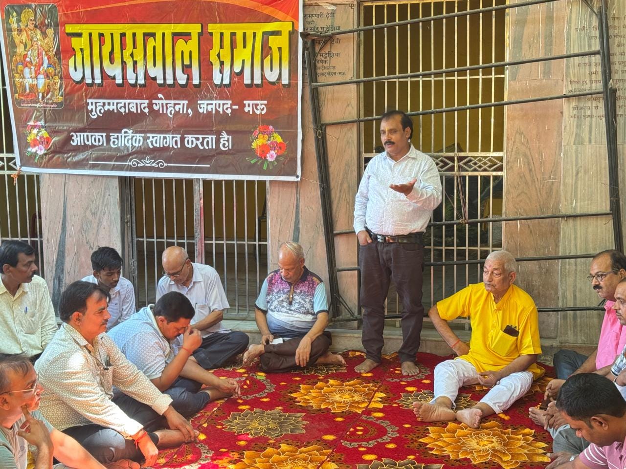 मुहम्मदाबाद गोहना  के मोहल्ला सैदपुर स्थित प्राचीन शिव मंदिर में जाय सवाल समाज की बैठक को संबोध