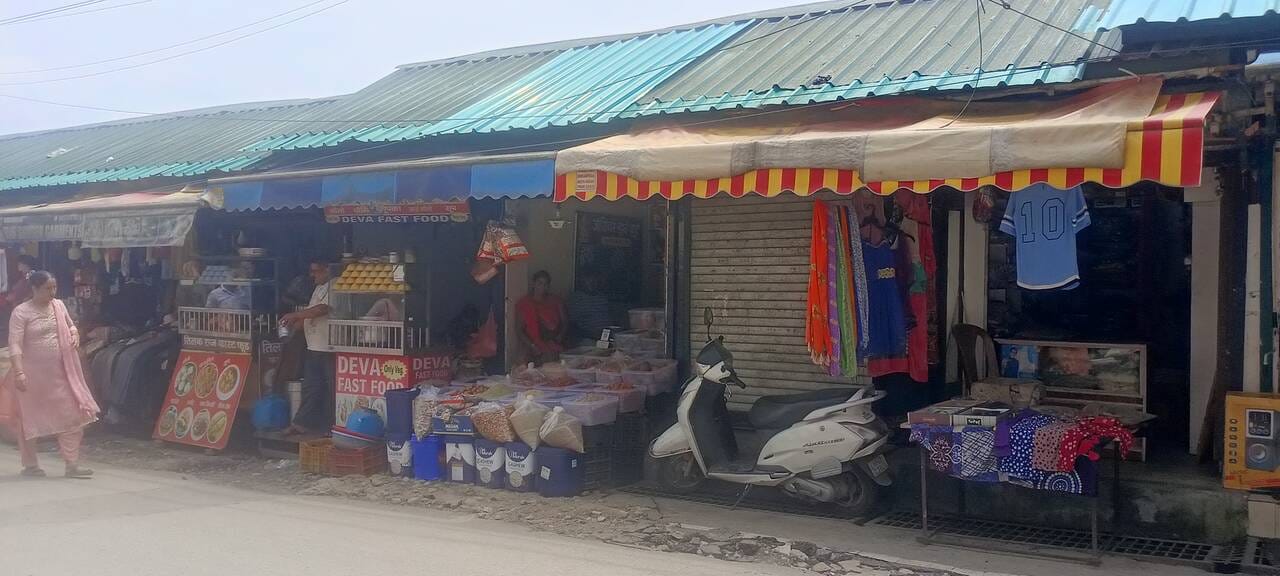 मुख्य बाजार हमीरपुर में स्थित नगर निगम की दुकानें