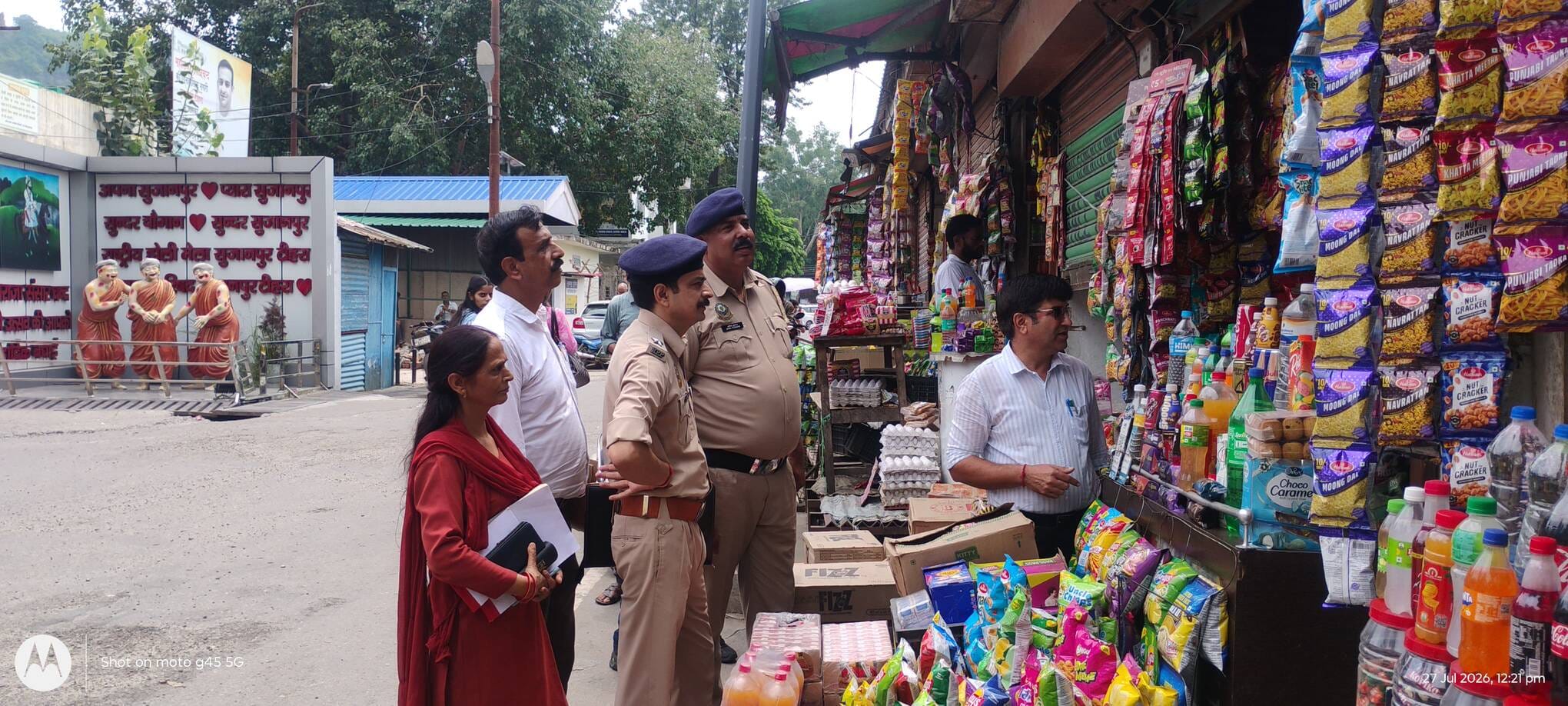 मुख्य बाजार सुजानपुर में स्वास्थ्य विभाग की टीम तंबाकू नियंत्रण कानून के तहत दुकानों का निरीक्ष
