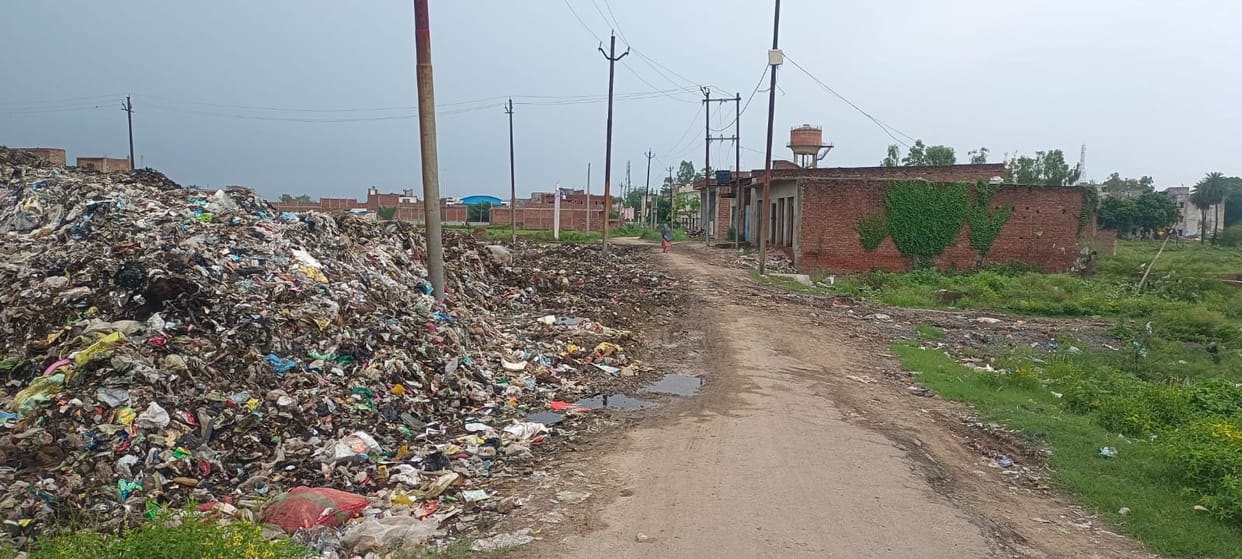 Situation remains unchanged even after the central team's visit; piles of garbage scattered everywhere.