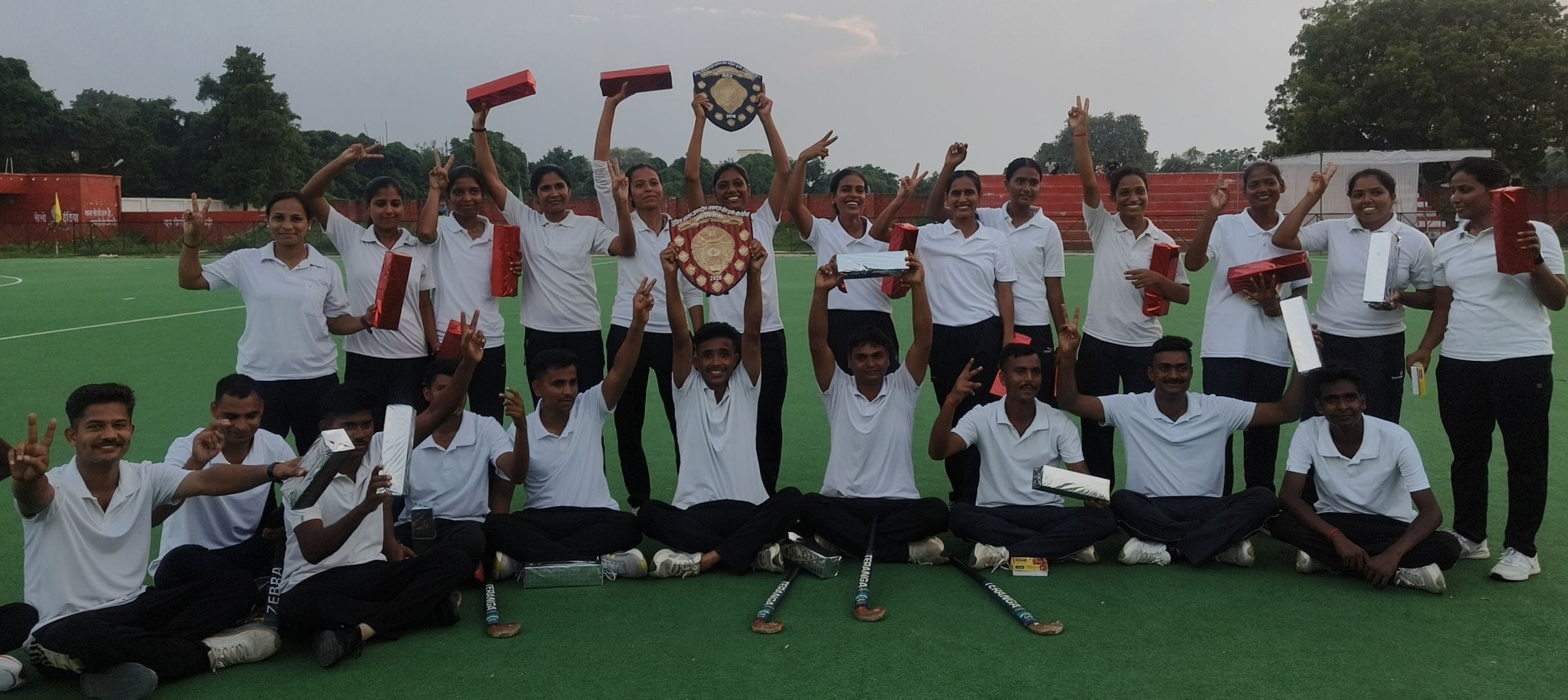 मोतीलाल नेहरू स्टेडियम में आयोजित हॉकी प्रतियोगिता मैच के फाइनल में सम्मानित हुए विजेता लखनऊ टी