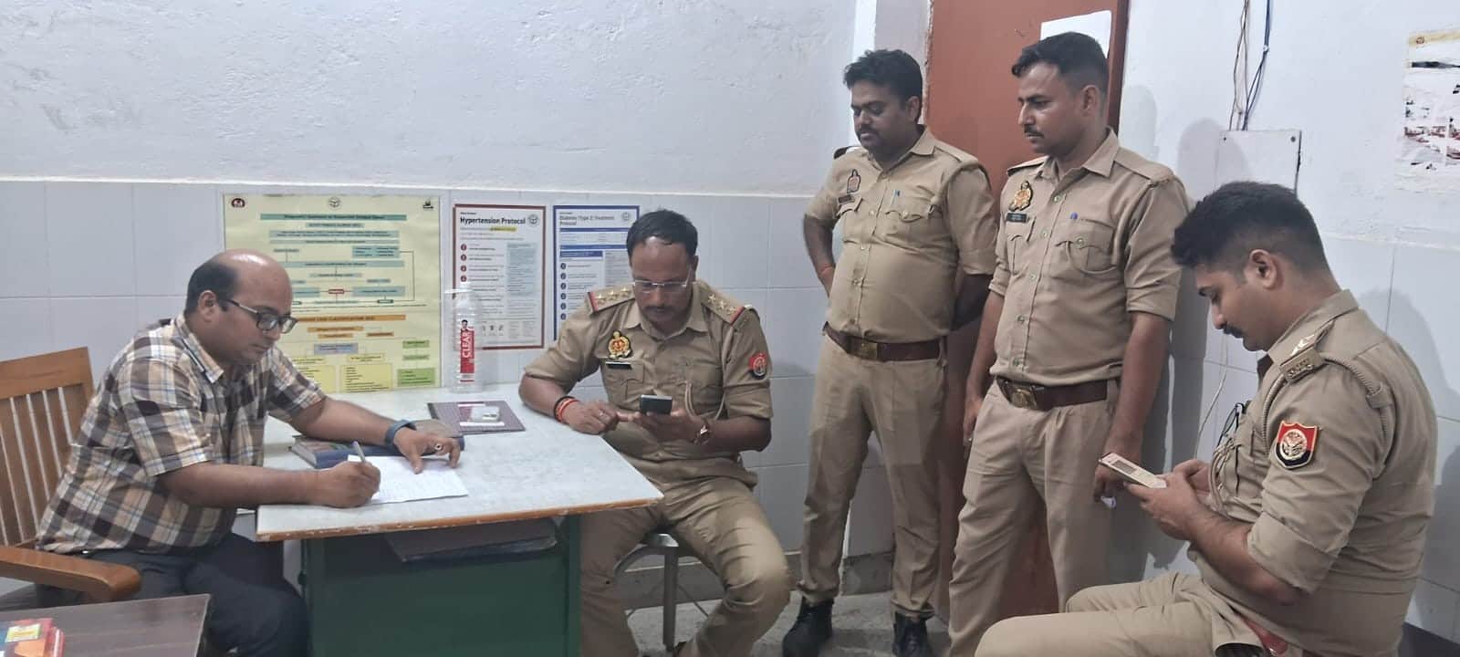 मुठभेड़ में घायल निखिल यादव का सीएचसी नगरपुर में मेडिकल कराने पहुंची पुलिस। संवाद