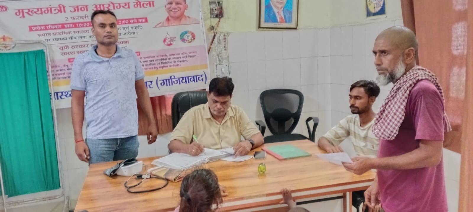 मोदीनगर। कस्बा फरीदनगर प्राथमिक स्वास्थ्य केंद्र पर रोगियों का उपचार करते चिकित्सक। संवाद