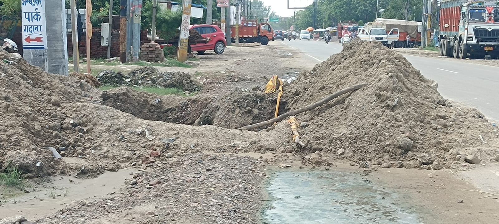 मोदीनगर। ऊर्जा निगम की ओर से हापुड़ मार्ग पर खोदा गया गड्ढा। संवाद