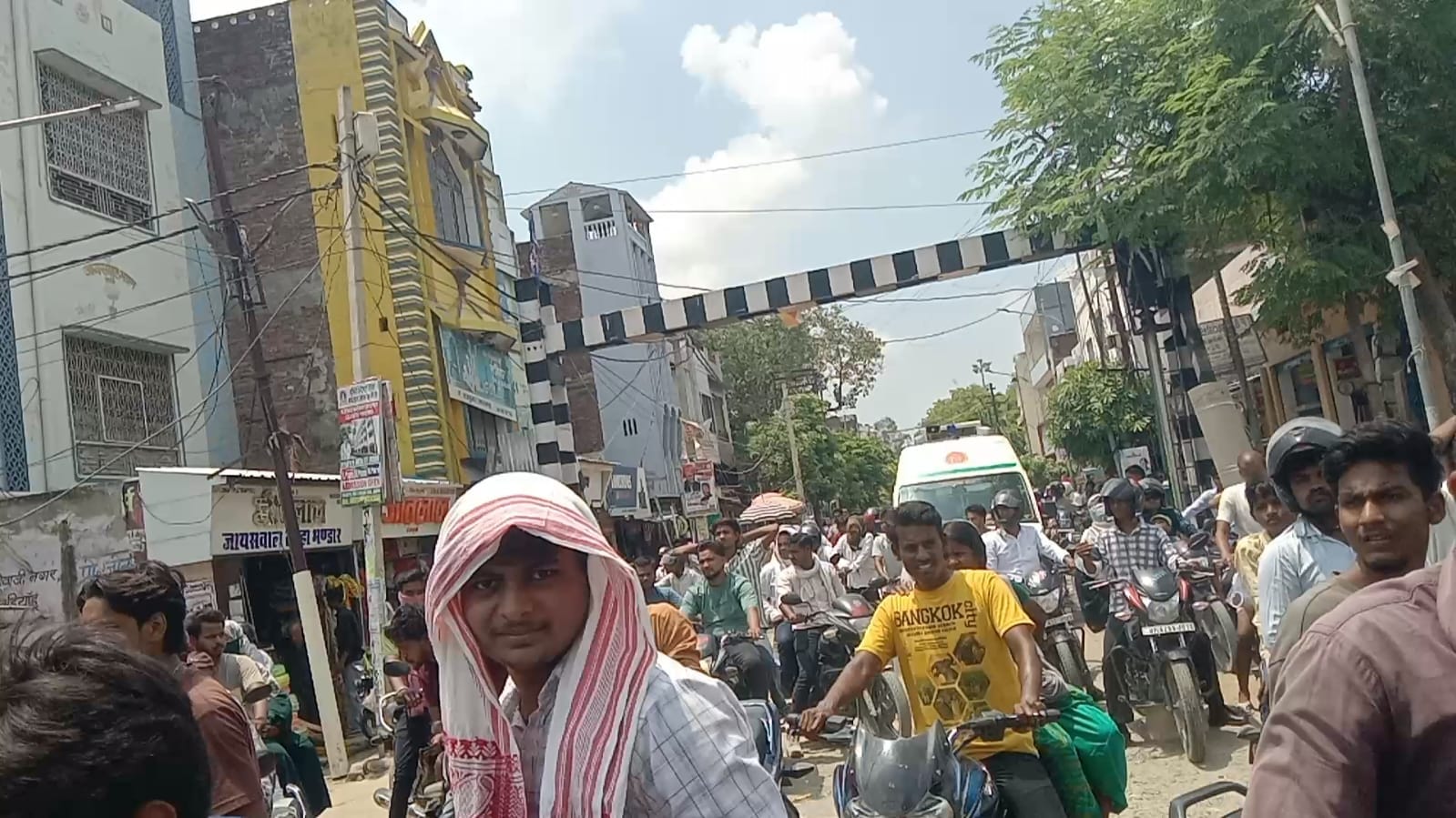 मड़ियाहूं रेलवे के गेट नंबर 10 सी का एक बूम खराब होने के कारण लगा जाम। स्रोत-संवाद